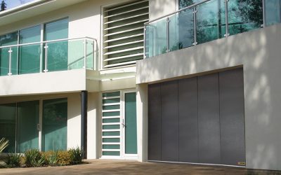un garage kopron in stile moderno di colore antracite per un'abitazione lussuosa