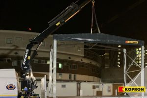 montaggio nella notte tendostruttura per emergenze