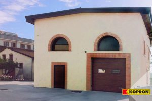 portoni sezionali e porte pedonali effetto simil legno kopron
