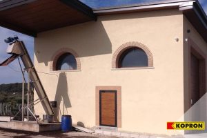 portoni sezionali effetto legno per distilleria amaro del capo