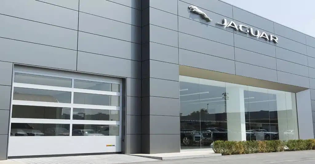 portoni sezionali di design per jaguar